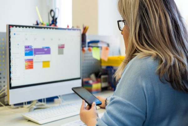 therapist employs appointment reminders tips to engage patients